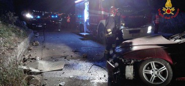 Auto contro muro sulla SP 17, due feriti