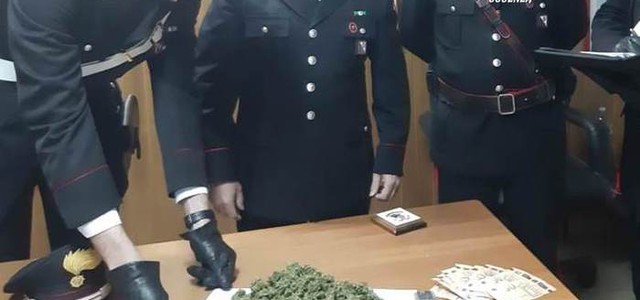 Sorpreso a confezionare dosi di marijuana, denunciato 23enne di San Giovanni in Fiore