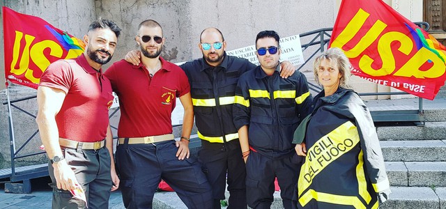 In piazza i lavoratori precari dei Vigili del Fuoco aderenti all’Unione Sindacale di Base (VIDEO)