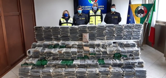 Sequestrati 932 kg di cocaina nascosta nelle cozze al Porto di Gioia Tauro