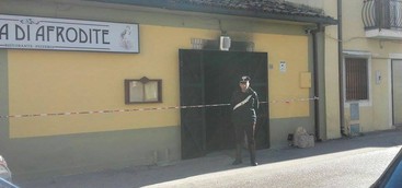 Incendio nella notte, ingenti danni a noto locale del catanzarese (VIDEO)