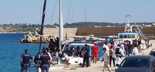 SOCCORSI IN MARE 97 MIGRANTI, TRAFERITI AL CARA DI ISOLA