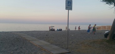 SOCIALE, 5 PASSERELLE SULLA SPIAGGIA