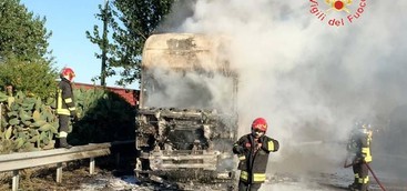 Incendio autoarticolato in transito sulla statale 18