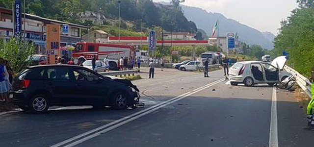 Scontro tra auto su statale 18, un morto