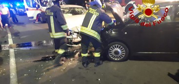 Catanzaro, scontro frontale tra due auto: VVF estraggono ferito dalle lamiere (FOTO)