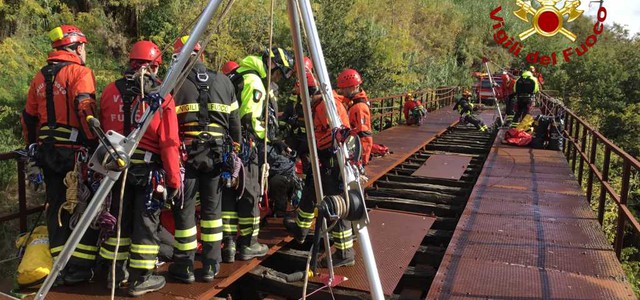 Vigili del fuoco, addestramento su ponte dismesso delle Ferrovie Calabro Lucane 