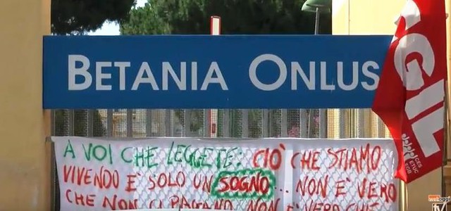 Fondazione Betania, sit-in di protesta: "Rivendichiamo gli stipendi" (VIDEO)