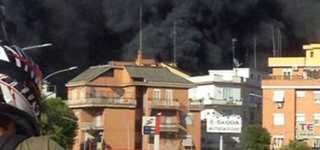 In fiamme deposito auto a Roma, alta nube nera, ci sono esplosioni