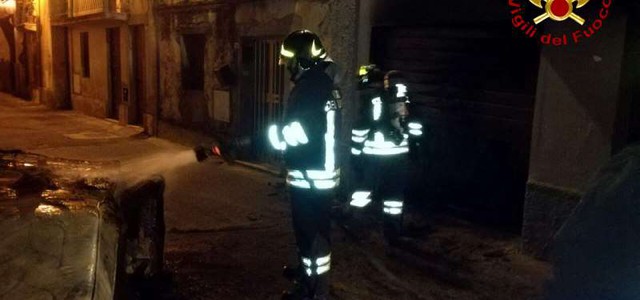 Incendio in garage, i VVF intervengono in tempo