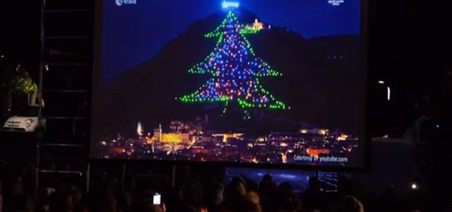 Acceso dallo spazio l'albero di Natale più grande del mondo