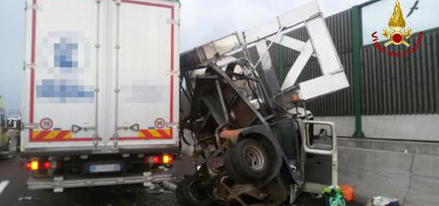Bus ungherese si incendia in A4, strage di ragazzi in gita: 16 morti