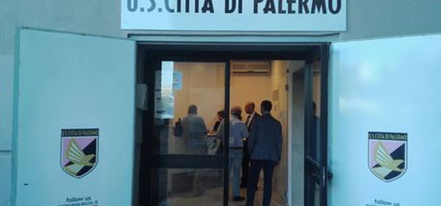 Calcio: Gdf nella sede del Palermo