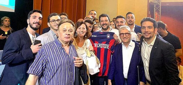 Salvini con maglia Fc Crotone con scritta Lega, il club rossoblu protesta