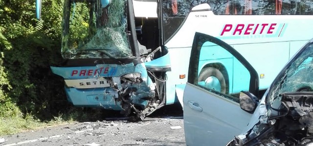 Scontro frontale tra bus e auto sulla statale 18, un morto e tre feriti