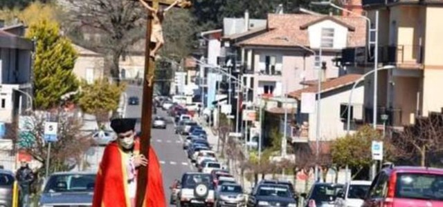 A Soveria Mannelli via Crucis solitaria per Don Roberto