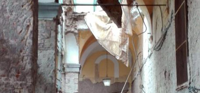 Crolla ex monastero a Napoli: quattro operai feriti