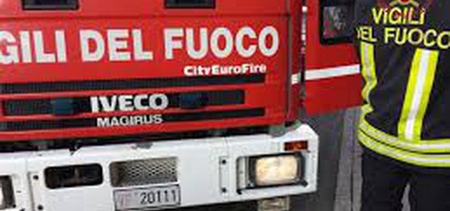Camminava senza meta sui binari, soccorso dai Vigili del Fuoco