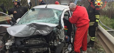 Scontro frontale tra due auto nel Catanzarese, ferito trasportato in elisoccorso