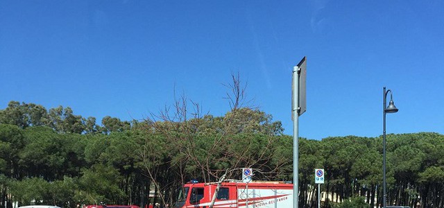 Catanzaro- Perde il controllo della vettura e finisce contro un lampione (FOTO)