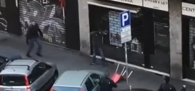 Si scaglia su agente con coltelli, spari a gamba per fermarlo