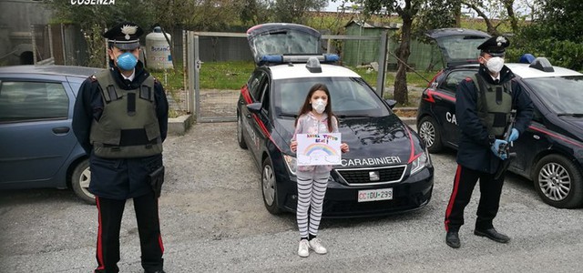 Bimba ringrazia Carabinieri omaggiandoli con un disegno