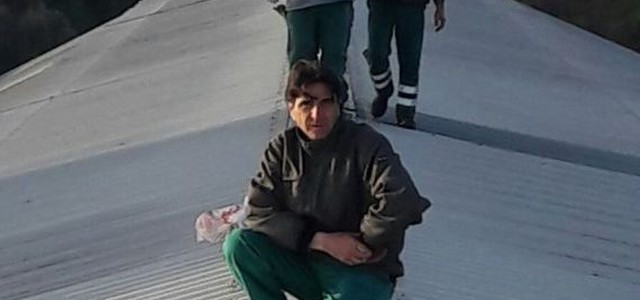 Cinque operai sul tetto per protesta
