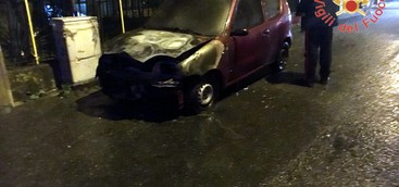 Auto in fiamme, nessun ferito