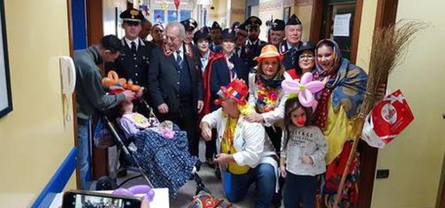 I Carabinieri portano doni ai bimbi ricoverati