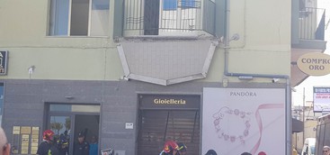 Crolla balcone a Catanzaro Lido, cinque feriti: Procura sequestra appartamento (FOTO E VIDEO)