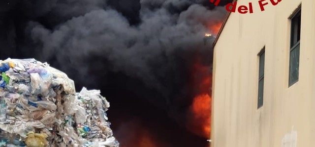 In fiamme capannone a Fiasco Baldaia