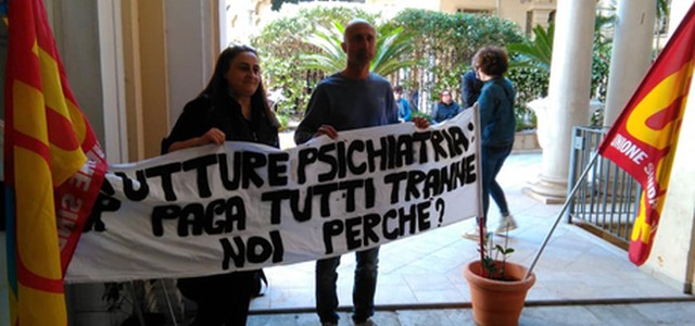 Dipendenti coop occupano Asp Reggio