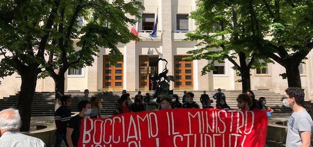 Protesta degli studenti a Cosenza: "La Did ha funzionato per pochi"