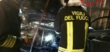 Auto in fiamme nel Vibonese (FOTO)