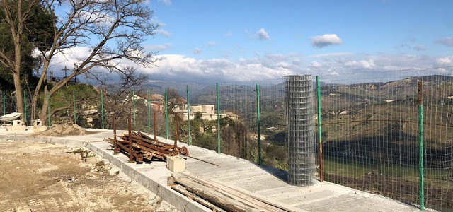 Sequestrato muro di cemento armato costruito in area a rischio frana
