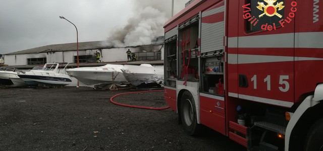 Incendio capannone nautico a Soverato, titolare: "E' doloso"