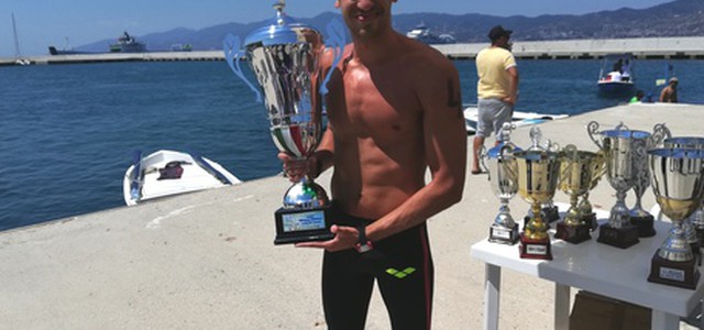 Nuoto: Andrea Manzi vince la 56ma Traversata dello Stretto