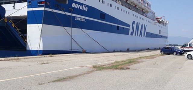 Approdata a Corigliano la nave quarantena per i migranti