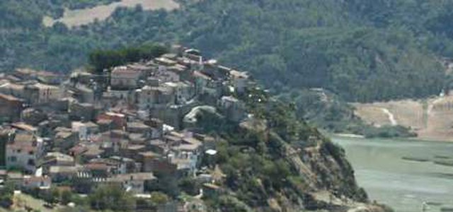 Paese spopolato, case in vendita a 1 euro