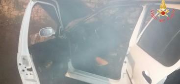 Auto prende fuoco in transito nel Catanzarese, illesa la conducente