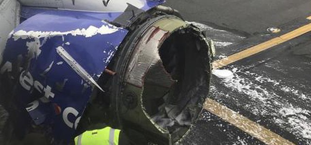 Usa: motore aereo esplode, donna quasi risucchiata da oblò