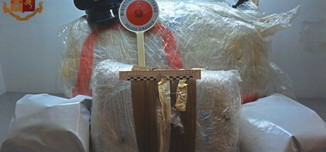 Sequestrati 28 kg di marijuana occultati in un tir, arrestato autista 31enne