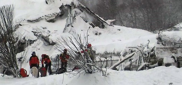 Hotel Rigopiano, cinque persone vive sotto la valanga che ha travolto l'albergo