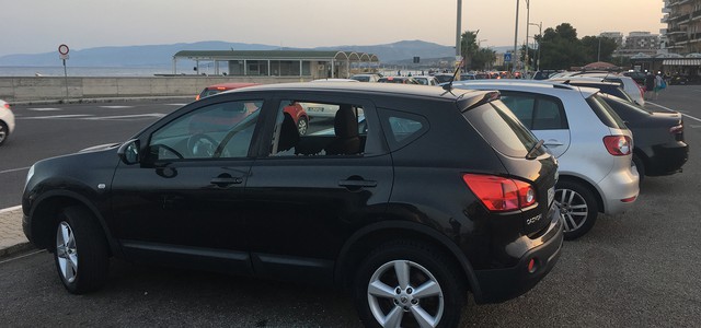 Furto in pieno giorno a Lido, finestrino rotto e razzia all’interno dell’auto