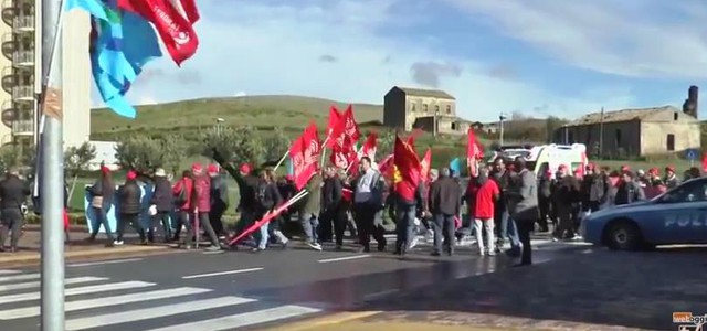 Sindacati in piazza, protesta alla Regione: la Calabria ha bisogno di diritti (VIDEO)