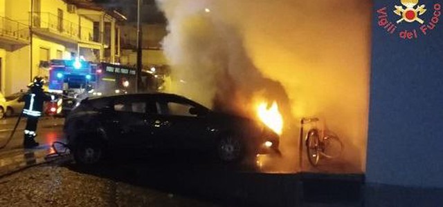 Divampa incendio nella notte, coinvolte quattro auto