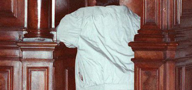 Picchia bimbi durante catechismo, denunciato sacerdote