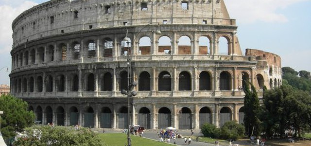 Roma, cercano di scavalcare gli ingressi del Colosseo: scoperti e denunciati