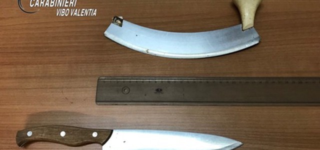 Aggredisce 47enne con bottiglia, arresto