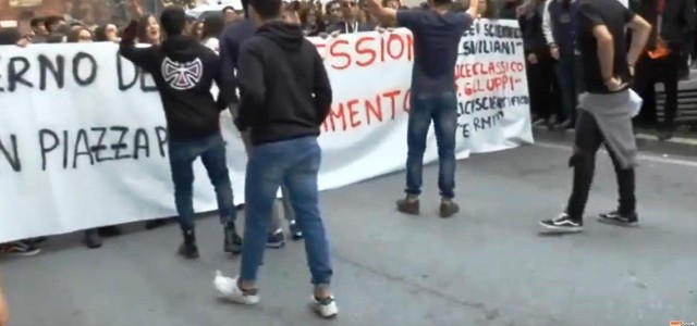 Protestano gli studenti a Catanzaro: no alla scuola della repressione (VIDEO)